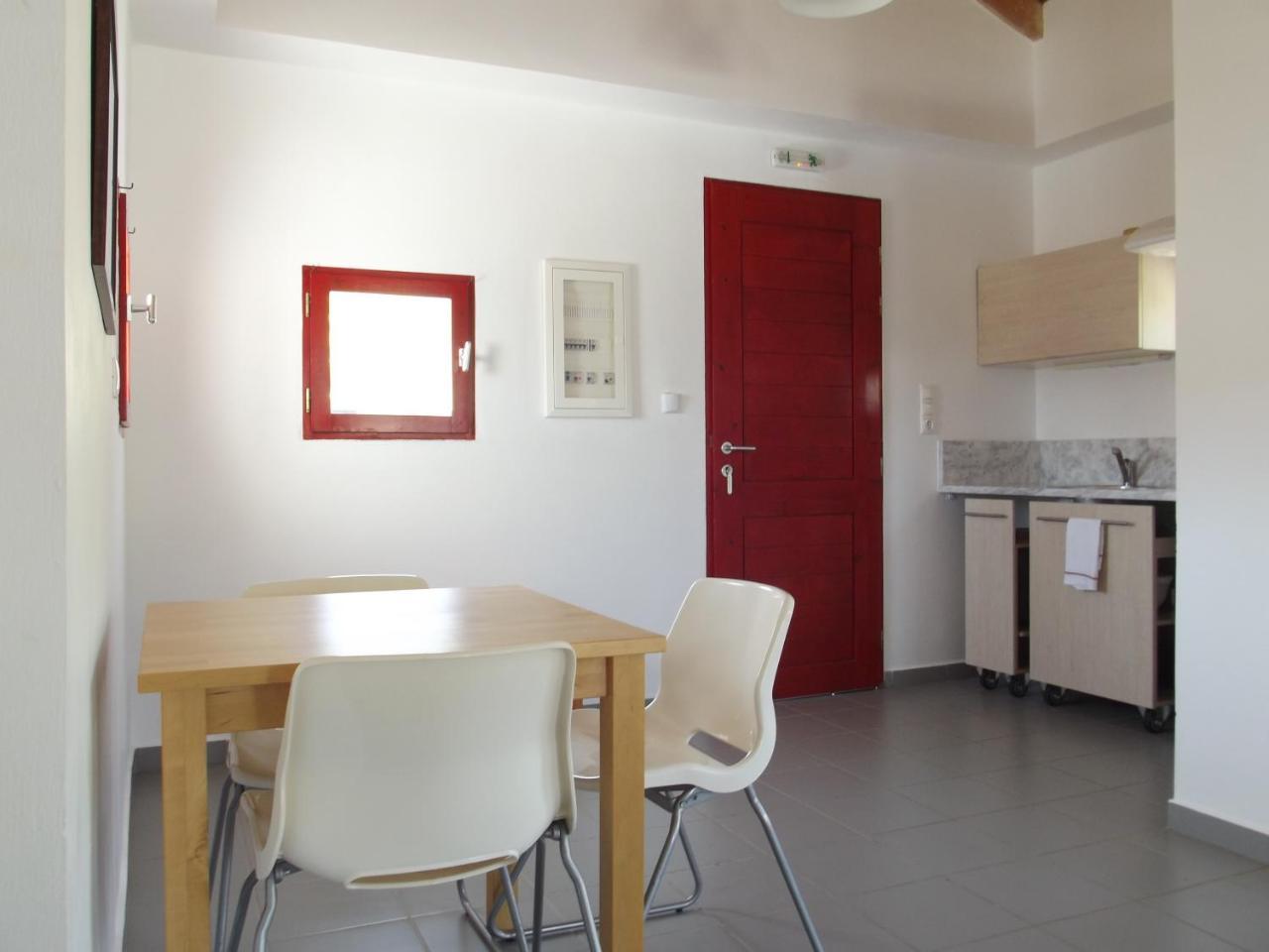 Apartment Kyfanta, & In Kyparissi Kyparission